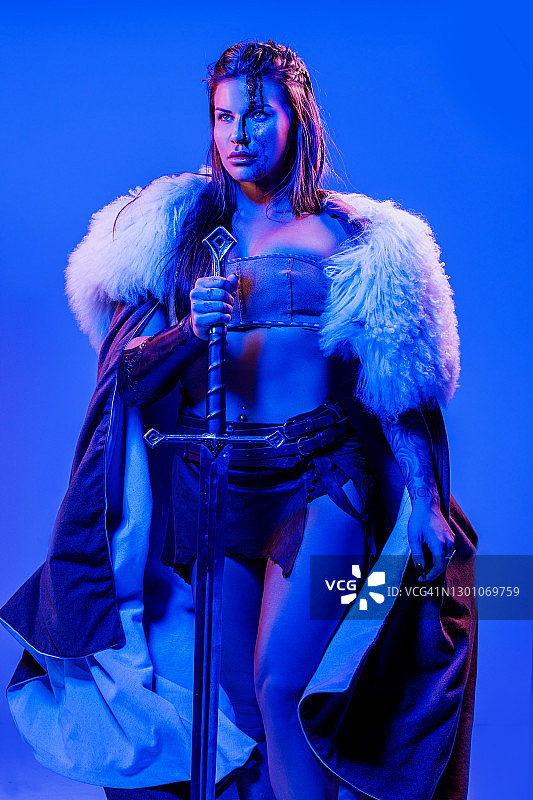 美丽的蓝色调维京冰雪女王女人图片素材
