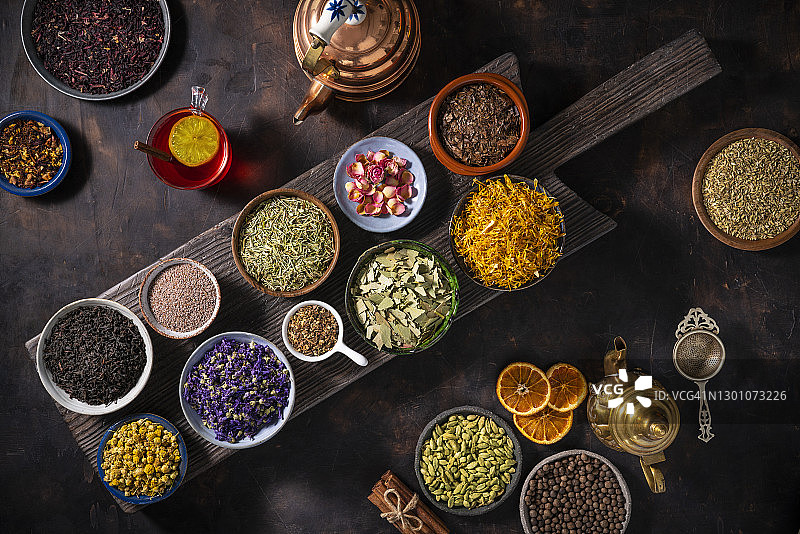 木板上的红茶、锦葵、甘菊等干草茶图片素材