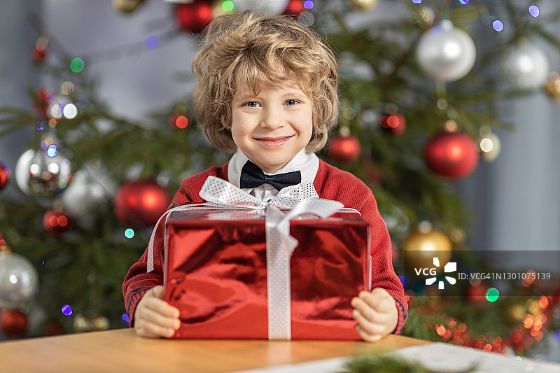 收到礼物的5岁男孩图片素材
