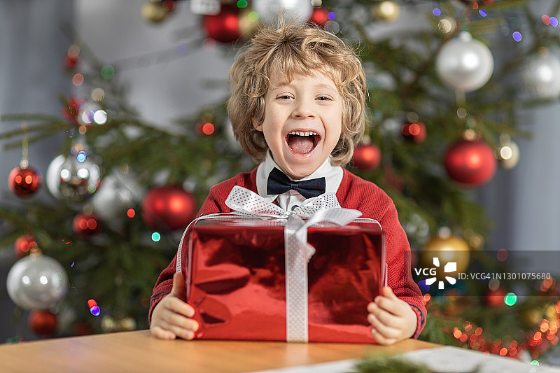 收到礼物的5岁男孩图片素材