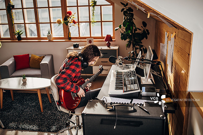 男艺术家在录音棚制作音乐图片素材