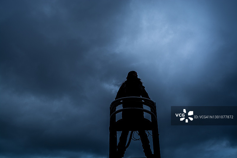 戏剧化天空下的女子轮廓图片素材