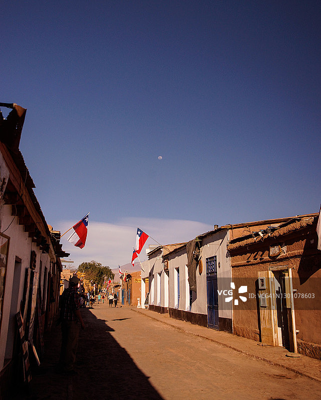 智利圣佩德罗德阿塔卡马街景与智利国旗图片素材