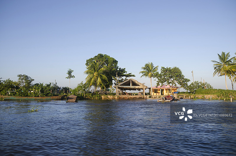 委内瑞拉奥里诺科河沿岸，南美原住民定居的村庄图片素材