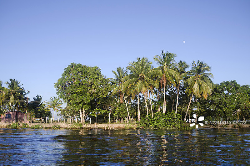 委内瑞拉奥里诺科河沿岸，南美原住民定居的村庄图片素材