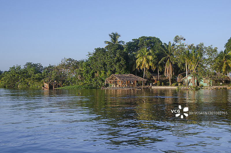 委内瑞拉奥里诺科河沿岸，南美原住民定居的村庄图片素材