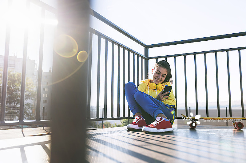 快乐少女使用手机图片素材