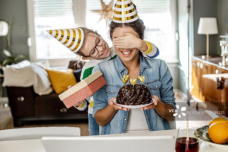 母女在线庆祝生日图片素材