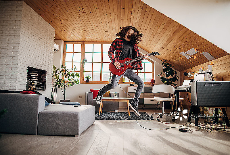 弹奏电吉他的男吉他手图片素材