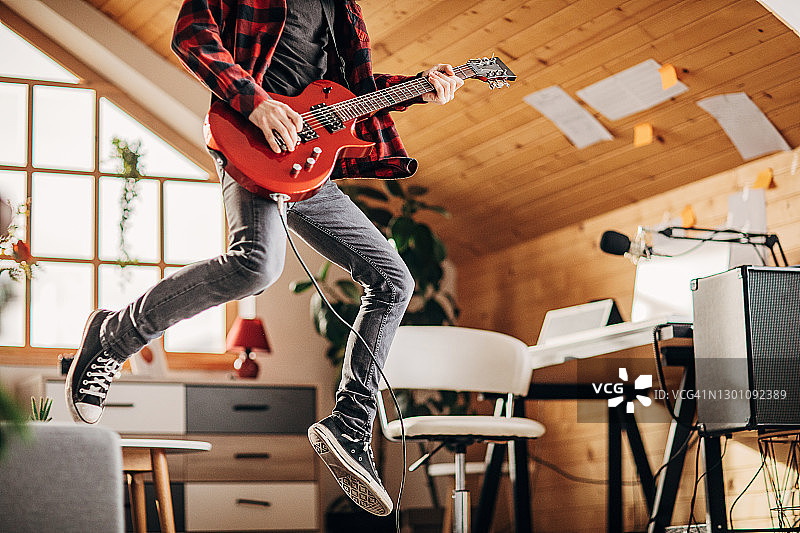 男吉他手跳跃弹奏电吉他图片素材