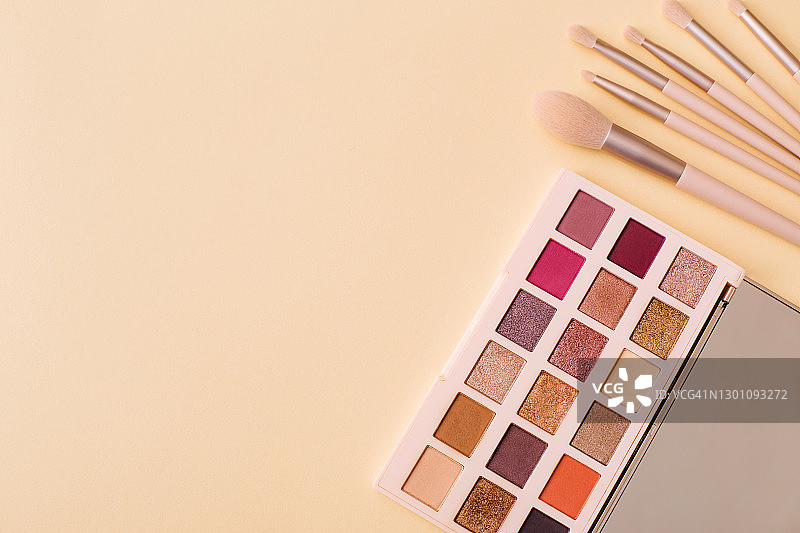 米色背景上的化妆品和装饰性化妆品图片素材