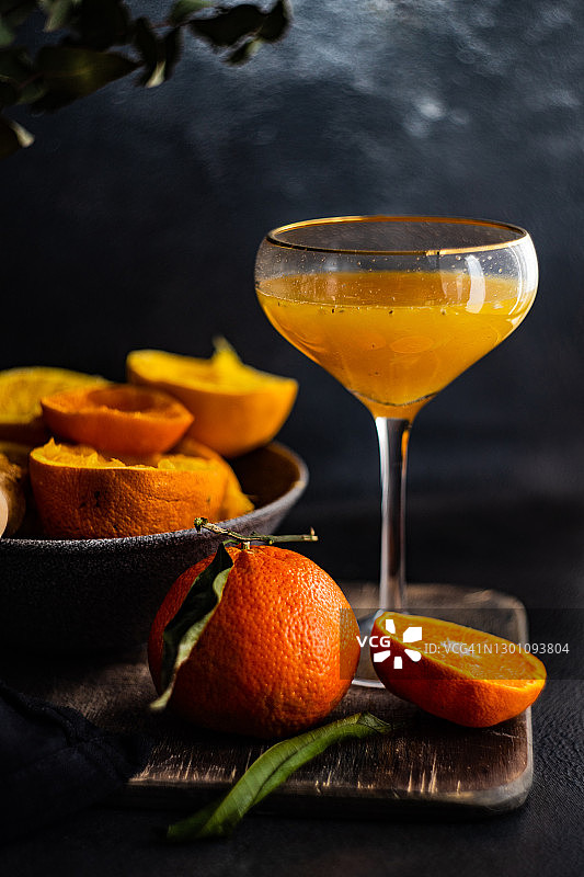 金边鸡尾酒杯中的鲜榨橙汁图片素材