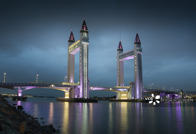 瓜拉登嘉楼大桥夜景，马来西亚登嘉楼图片素材