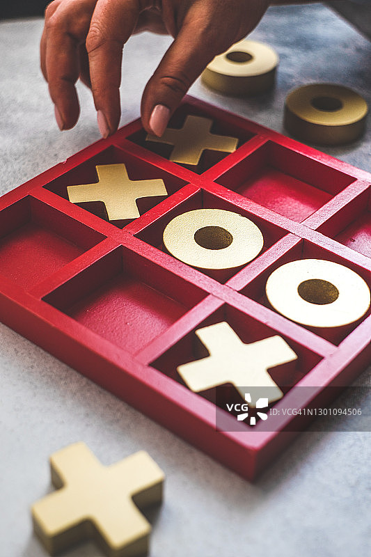 人物玩井字棋游戏特写图片素材