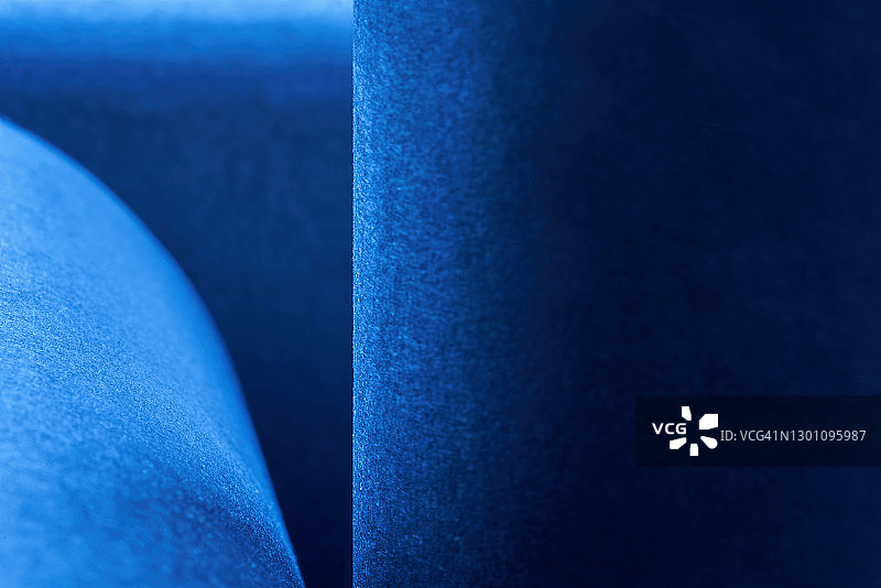 蓝色霓虹灯中的斐波那契抽象纸张图案图片素材