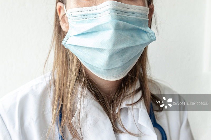 戴口罩预防冠状病毒的女医生特写图片素材