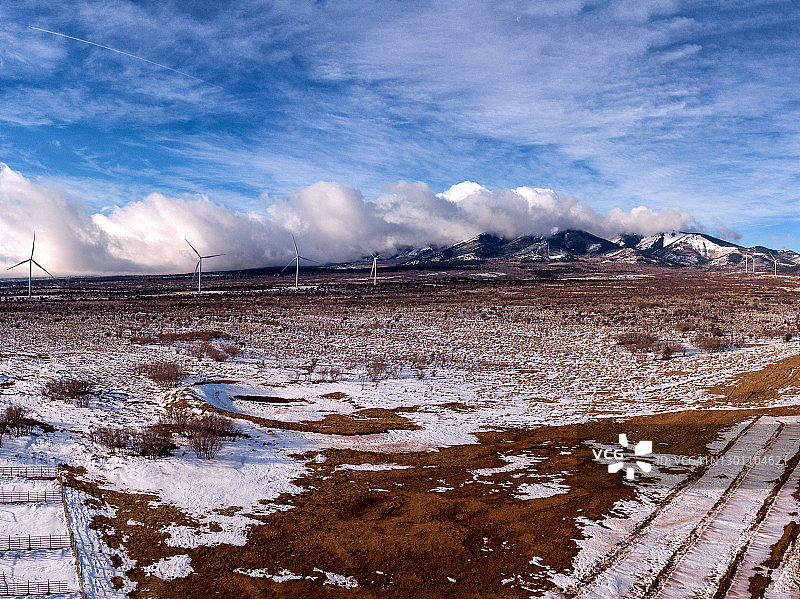 犹他州蒙蒂塞洛附近雾雪多风的冬季风力涡轮机，风力发电场图片素材
