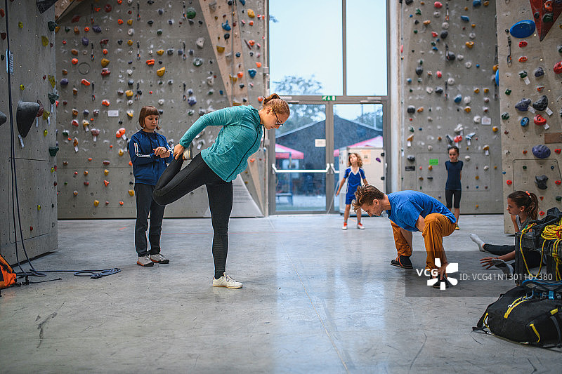 运动攀岩者在锻炼前热身图片素材