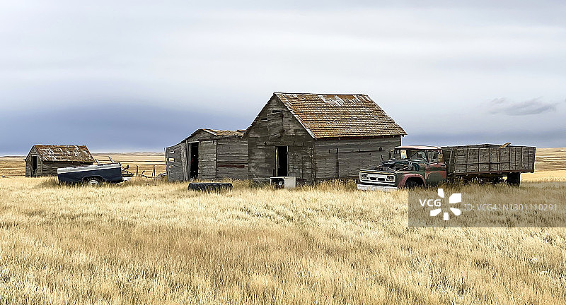 萨斯喀彻温省草原上被遗弃的旧农用卡车图片素材