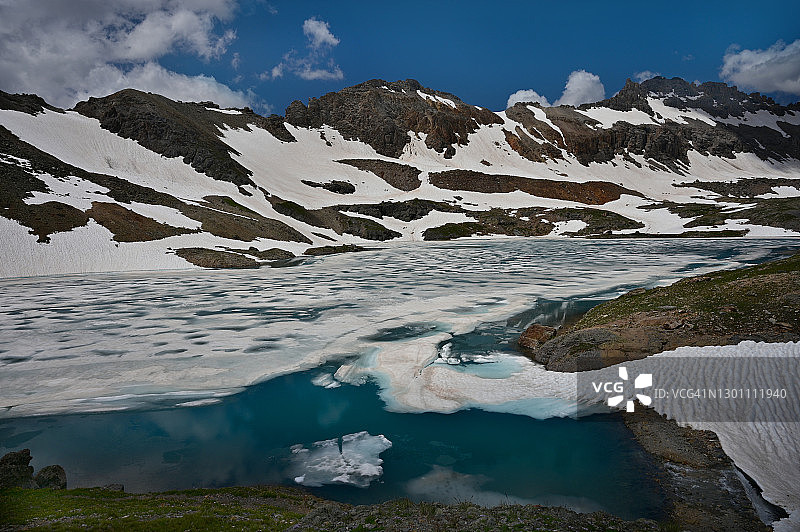 科伦拜恩山湖上的小水坝图片素材