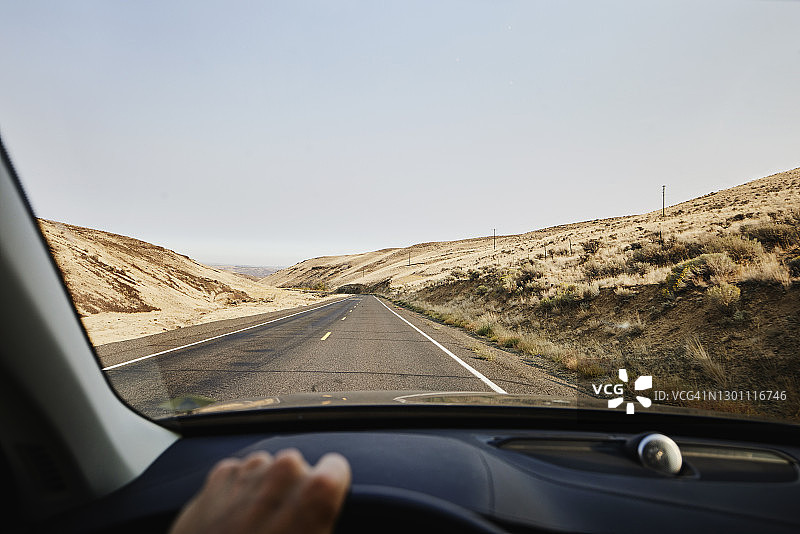 透过汽车挡风玻璃看到的沙漠公路图片素材