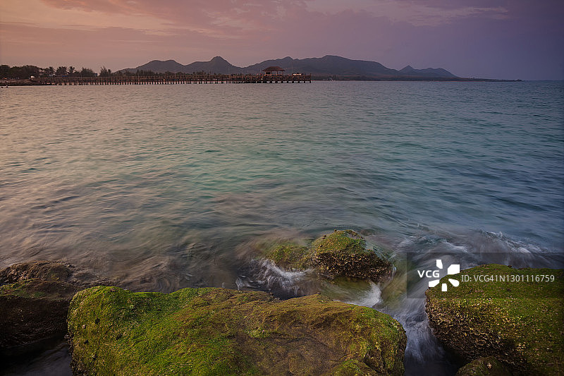 岩石上长满苔藓的海景图片素材