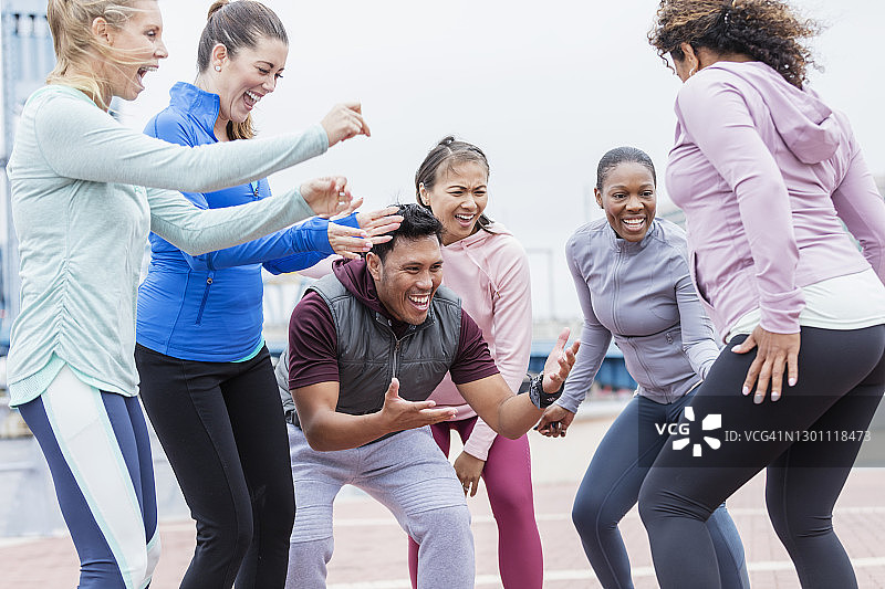 不同种族的成年人群体在户外跳舞图片素材