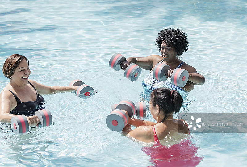 三位年长的妇女做水中健美操图片素材