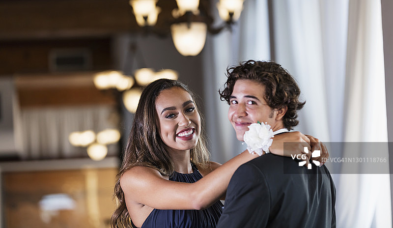 盛装打扮参加舞会的青少年情侣在慢舞图片素材