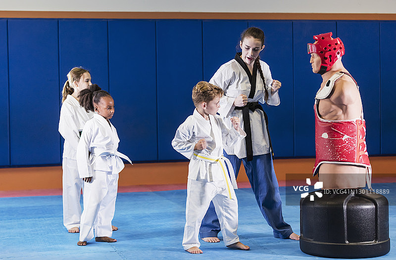 跆拳道老师和学生在假人身上练习图片素材