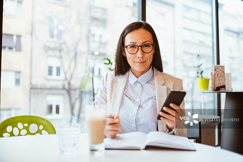 亚洲女商人用手机进行视频通话图片素材