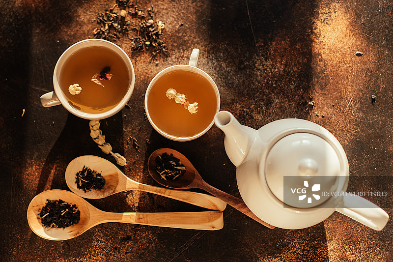 茶冲泡流程：茶道，一杯新鲜的红茶，温暖柔和的光线，深色背景图片素材