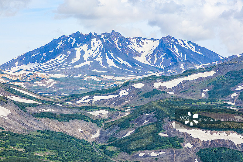 乘坐直升机飞往堪察加半岛的间歇泉谷和乌宗火山口图片素材