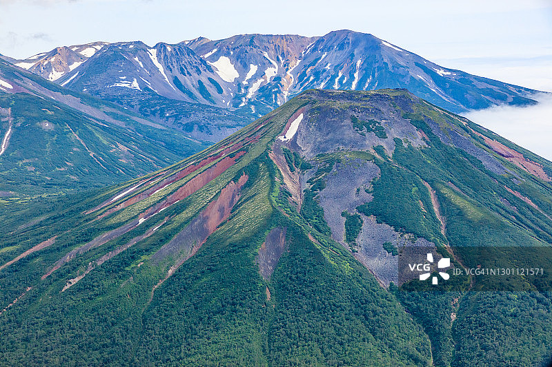 乘坐直升机飞往堪察加半岛的间歇泉谷和乌宗火山口图片素材