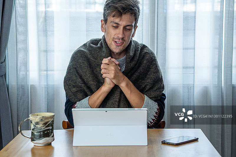 男商人直播线上指导，看着电脑实验室顶部图片素材