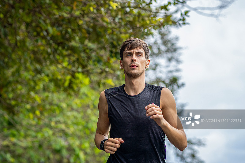 男人在公园里慢跑锻炼图片素材