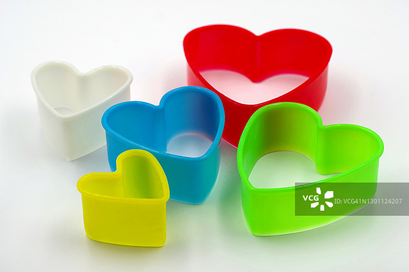 白色背景上的心形饼干切割器图片素材