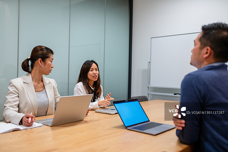 三位同事在办公室开会图片素材