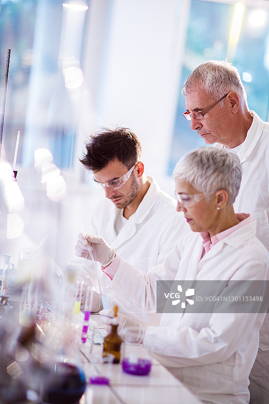 在实验室研发抗病毒药物的化学家团队图片素材