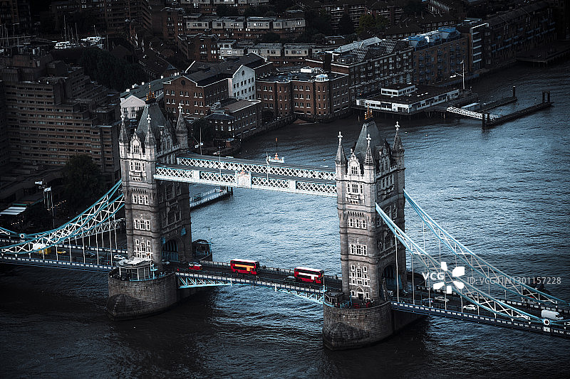 英国伦敦塔桥上的拥挤车辆图片素材
