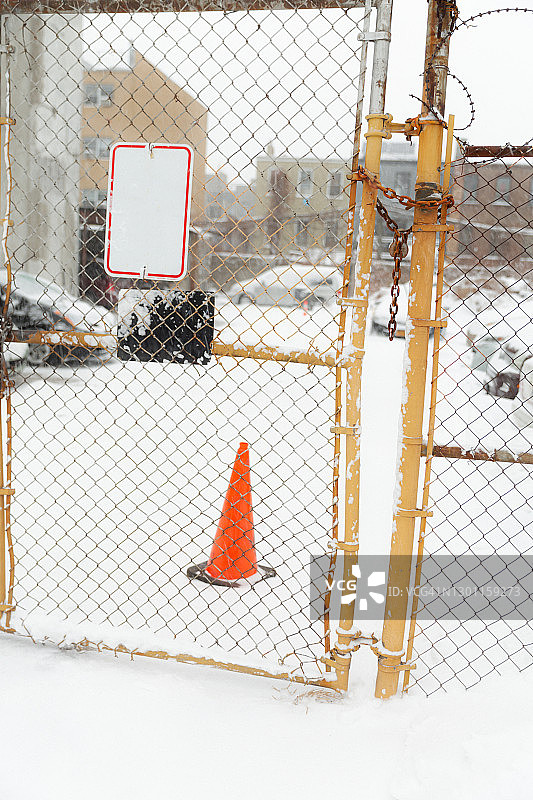 雪地旧链条围栏上的空白标牌，背景为空地图片素材
