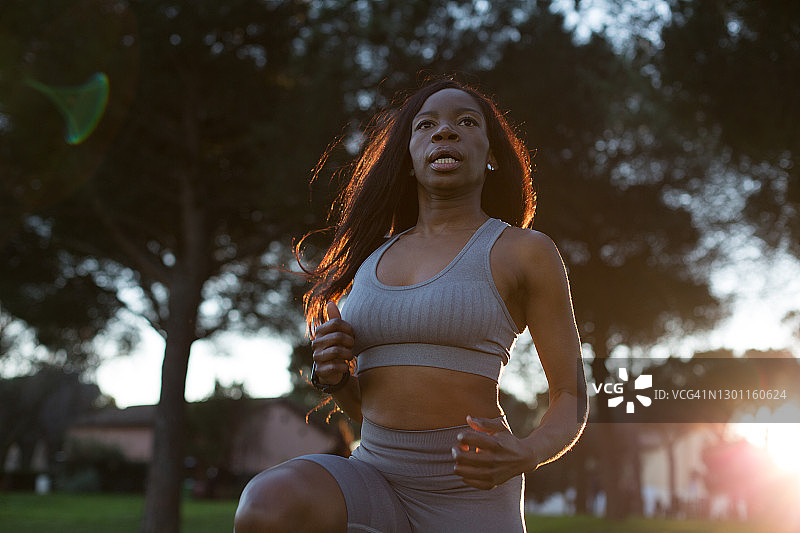 女人在公园户外热身锻炼图片素材