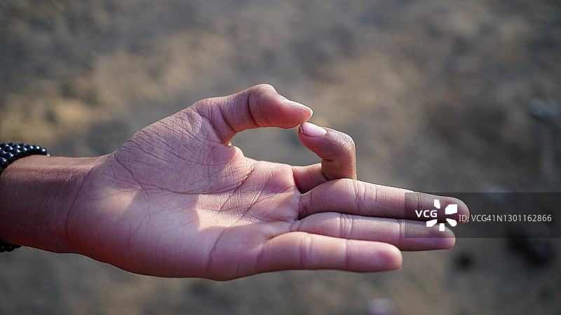 瑜伽或涅槃的手势符号。真言瑜伽冥想，用手势进行的精神心理健康练习。图片素材