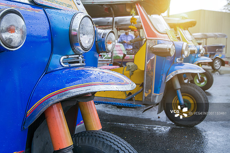 泰国曼谷的传统嘟嘟车出租车队图片素材