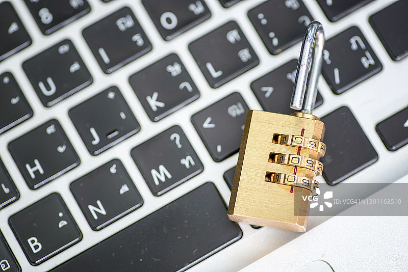 电脑安全概念：电脑电路板上的挂锁图片素材