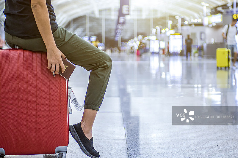 人们拿着护照图片素材