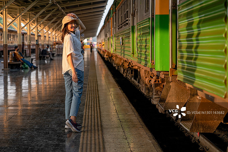 亚洲女人在火车站旅行的幸福感图片素材