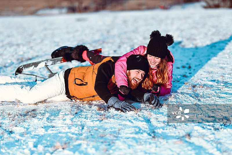 兄妹在山雪中嬉戏打闹图片素材