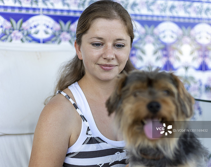 和小狗在一起的主人图片素材