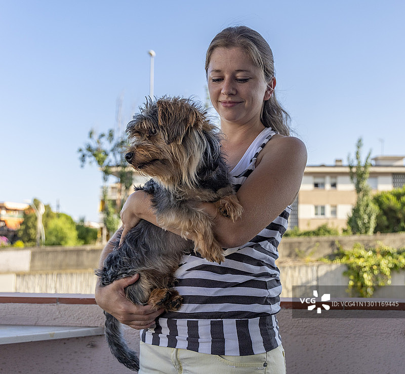 和小狗在一起的主人图片素材